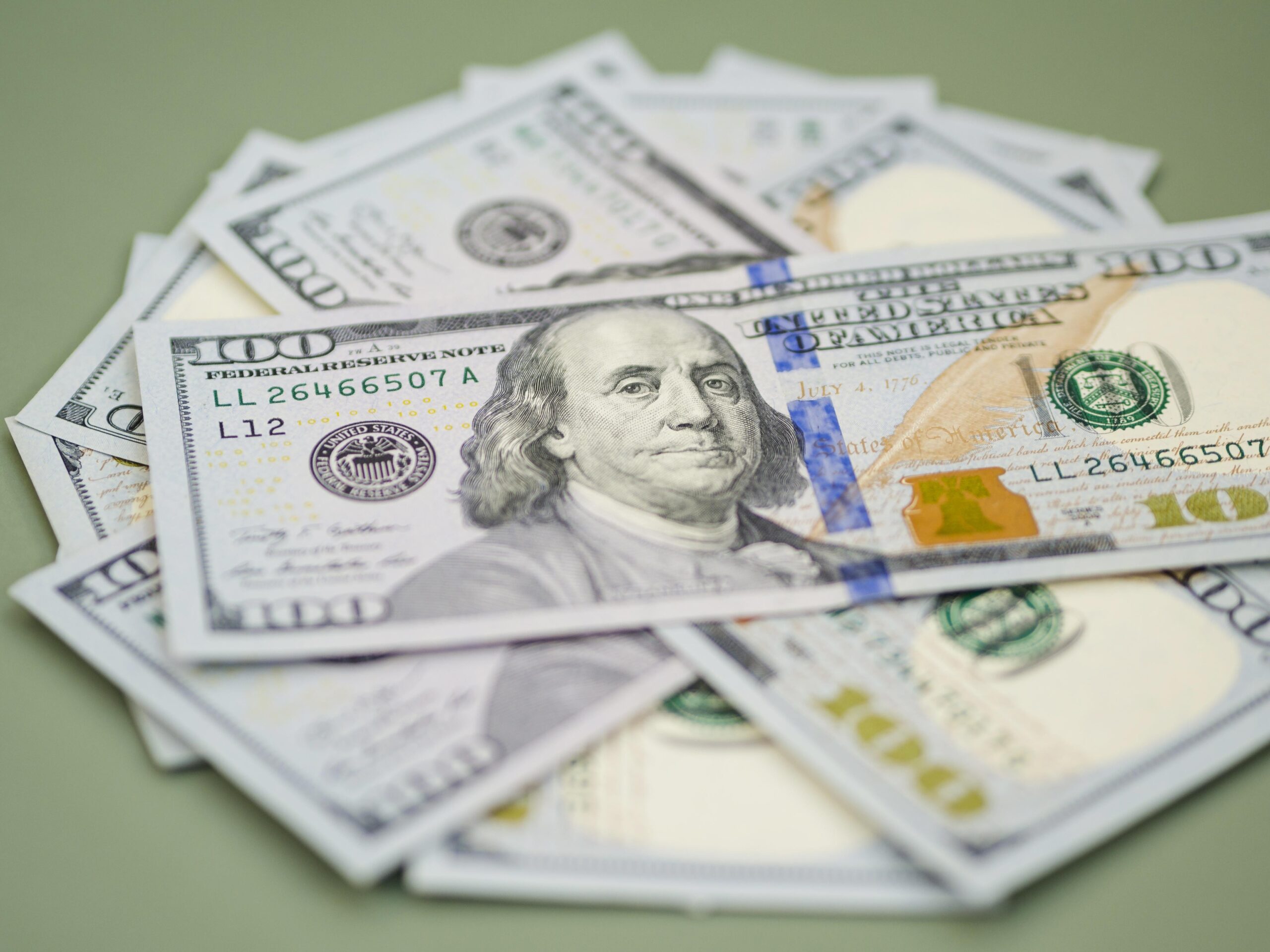 Dólar sobe com inflação dos EUA e tensão no Fed - Imagem do artigo original