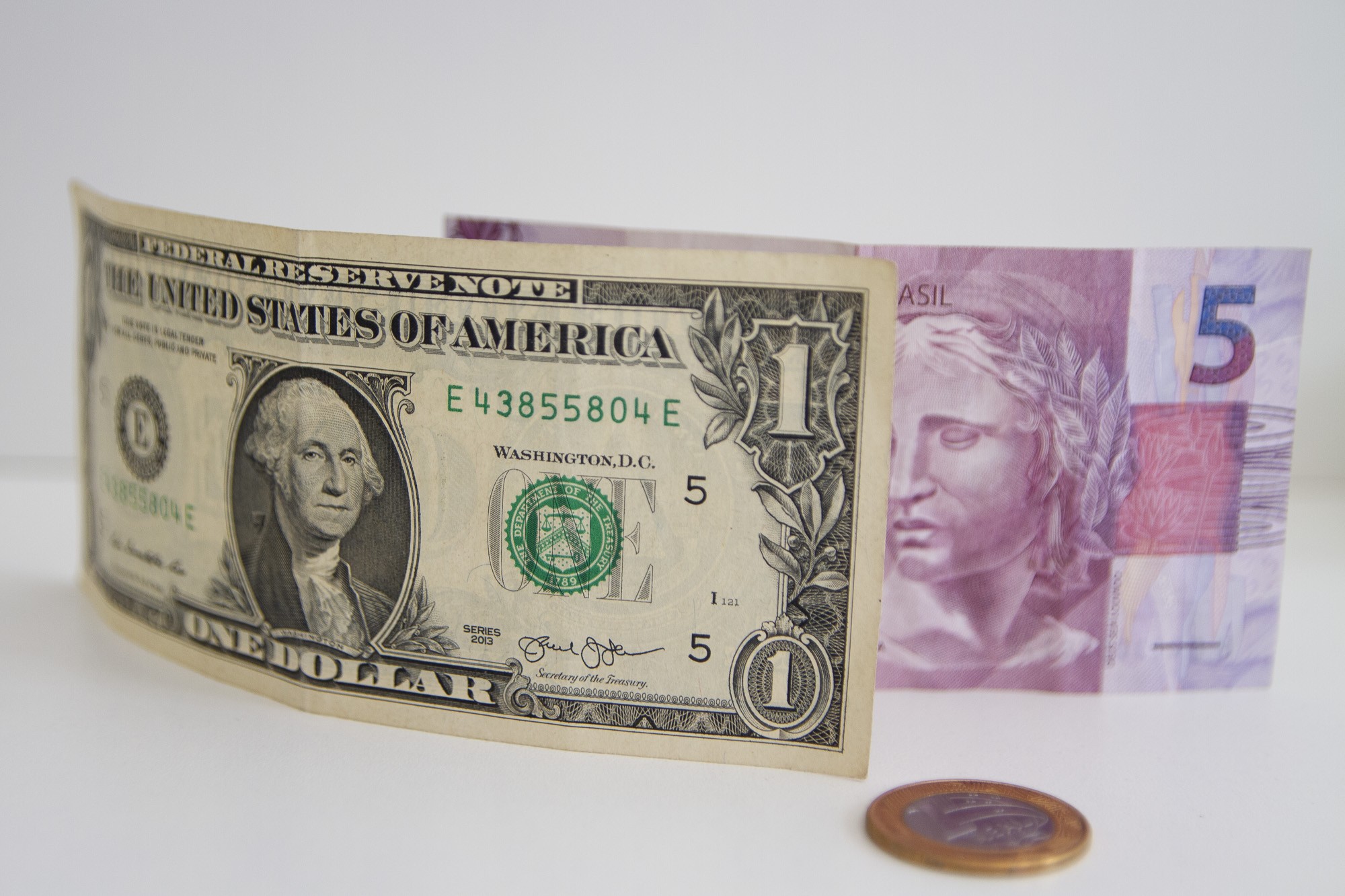 Dólar recua antes da divulgação do PIB do 2º tri - Imagem do artigo original